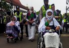 Sigap-dan-Tulus,-Polwan-Polres-Bojonegoro-Dampingi-Calon-Haji-Lansia-Menuju-Bus