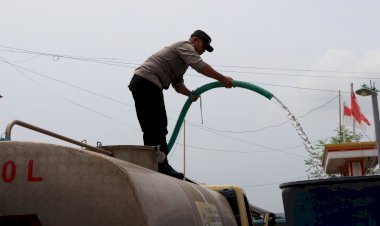 Polres-Sumenep-Salurkan-Bantuan-Air-Bersih-untuk-Warga-Desa-Pinggirpapas