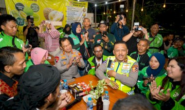 Kakorlantas-Ngopi-Bareng-Driver-Ojol-Surabaya-Sampaikan-Pesan-Kapolri