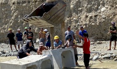 Polri-TNI-Terus-Lakukan-Penanganan-Banjir-Donggala,-Akses-Jalan-Mulai-Dibuka-dan-Pembersihan-Rumah-Warga-Digencarkan