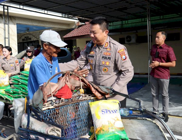 Polisi Peduli Kapolres Mojokerto Kota Silaturahmi Salurkan Bantuan Sosial untuk Ojol dan Tukang Becak