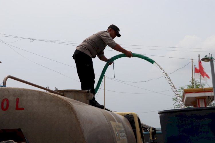 Polres Sumenep Salurkan Bantuan Air Bersih untuk Warga Desa Pinggirpapas