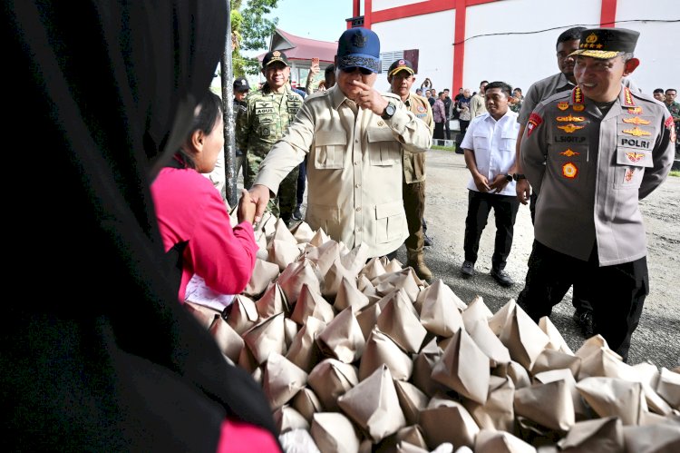 Kapolri Dampingi Presiden Cek Lokasi Pengungsian Korban Banjir di Tapanuli Tengah
