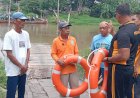 Antisipasi-Cuaca-Ekstrem,-Kapolsek-Balongbendo-Cek-Keamanan-Penyeberangan-Tambangan-Perahu