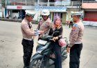 Polsek-Porong-Beri-Teguran-Humanis-Pengendara-Tanpa-Helm-untuk-Keselamatan-Bersama