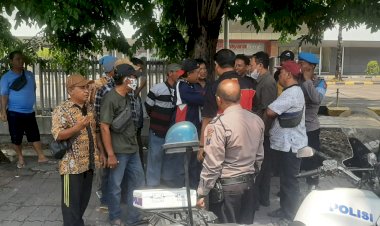 Polsek-Sidoarjo-Kota-Sosialisasi-Bahaya-Narkoba-kepada-Sopir-Angkutan-Kota