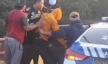 Aksi-Heroik-Polisi-Selamatkan-Seorang-Laki---laki-Hendak-Bunuh-Diri-di-Jembatan-Semampir-Kota-Kediri