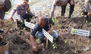 Rayakan-HUT-Korps-Brimob-dan-Polairud,-Polresta-Sidoarjo-Tanam-Mangrove
