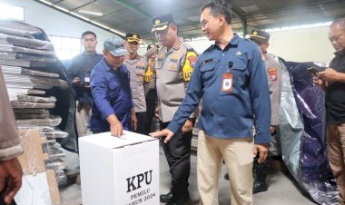 Pastikan-Logistik-Pemilu-2024-Aman,-Kapolresta-Sidoarjo-Cek-Gudang-KPU
