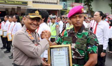 Kapolres-Lumajang-Beri-Reward-Anggota-Marinir-yang-Bantu-Ungkap-Kasus-PMII-Ilegal