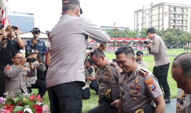 Kapolda-Jatim-Pimpin-Upacara-Kenaikan-Pangkat-2.925-Personel-di-Penghujung-Tahun-2023