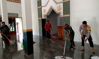 Sinergisitas-Polres-Nganjuk-bersama-Kodim-0810-Kerja-Bakti-Bersihkan-Fasum-dan-Rumah-Ibadah