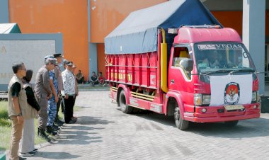 KPU-Jombang-Mulai-Distribusikan-Logistik-Pemilu,-Polisi-Lakukan-Pengawalan