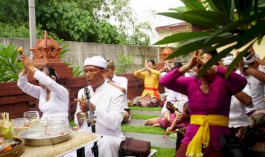Ibadah-Hari-Raya-Kuningan-di-Pura-Kertha-Bumi-Bhayangkara