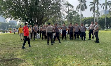 Polri-Lakukan-Bersih-bersih-Usai-Pesta-Rakyat-di-Monas