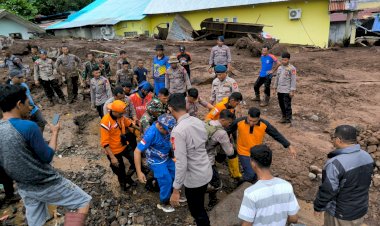 Polri-Kerahkan-102-Personel-dan-Satu-Anjing-K9-Cari-Korban-Longsor-di-Kelurahan-Rua,-Ternate