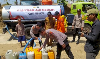 Polres-Ponorogo-Droping-Air-Bersih-untuk-Warga-Desa-Duri