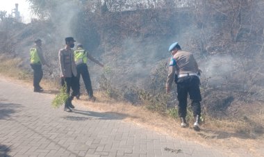 Sinergitas-TNI-dan-Polri-Bersama-Warga-Bantu-Padamkan-Kebakaran-Lahan-di-Mojokerto