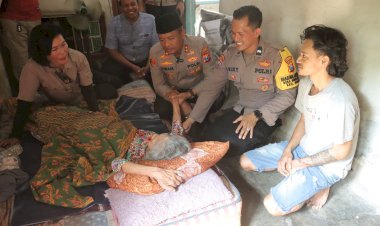 Senyum-Bahagia-Mbah-Sonten-Setelah-Mendapatkan-Kursi-Roda-dari-Polres-Mojokerto