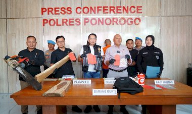 Polres-Ponorogo-Berhasil-Ungkap-Ilegal-Logging,-Tersangka-dan-Ratusan-Batang-Kayu-Hutan-Diamankan