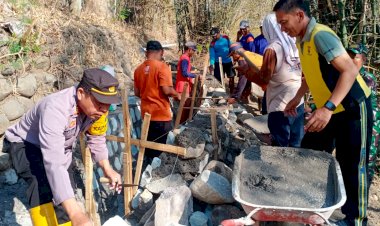 Sinergitas-Polres-Ponorogo-bersama-TNI-dan-Warga-Bersihkan-Lingkungan-Cegah-Banjir