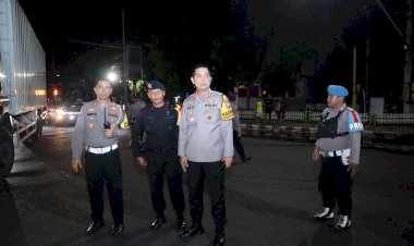 Polres-Situbondo-Bersama-TNI-Gelar-Patroli-Pasca-Hasil-Quick-Count,-Antisipasi-Gesekan-Antar-Pendukung-Paslon