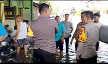 Peduli-Bencana,-Polisi-Salurkan-Bantuan-Kepada-Warga-Terdampak-Banjir-di-Jombang
