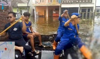 Ditpolairud-Polda-Jatim-Terjunkan-Personel-Bantu-Evakuasi-Korban-Banjir