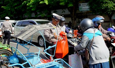 Jumat-Berkah-Polres-Probolinggo-Kota-Berbagi-Ratusan-Nasi-Bungkus-di-Pasar-Baru