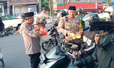 Polsek-Balongbendo-Bagikan-Takjil-Ramadhan