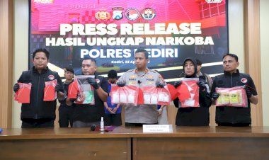 Polres-Kediri-Berhasil-Gagalkan-Peredaran-Narkoba,-Tiga-Tersangka-dan-Sabu-Hampir-1-Kg-Diamankan