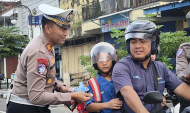 Polres-Ponorogo-Sampaikan-Pesan-dan-Cinderamata-kepada-Pengendara-di-Penghujung-Operasi-Patuh-Semeru-2025