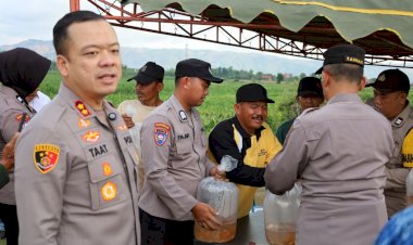 Jaga-Ekosistem-Sungai-Polres-Tulungagung-Tebar-5.000-Benih-Ikan-Tombro-di-Boyolangu