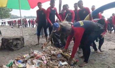 Pusdik-Brimob-Gelar-Aksi-Bersih-Pantai-Pasir-Putih-Situbondo-Tindak-Lanjuti-Arahan-Presiden-RI