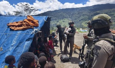 Satgas-Damai-Cartenz-Laksanakan-Patroli-dan-Layanan-Kesehatan-di-Pengungsian-Gigobak-Sinak,-Wujud-Nyata-Kepedulian-kepada-Warga