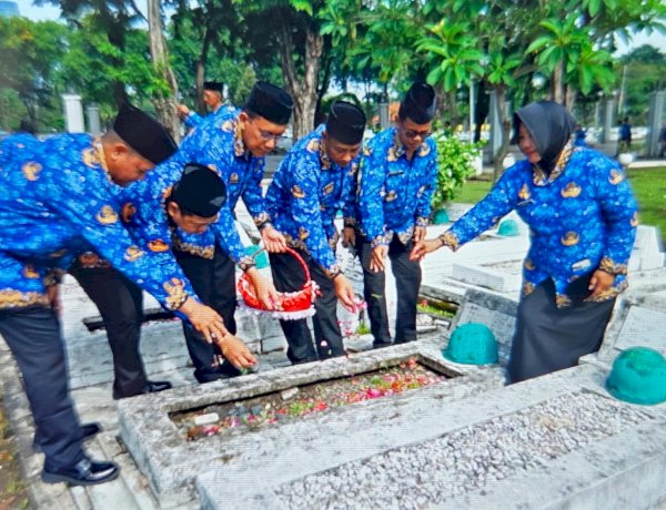 Sambut HUT Korpri ke-54, ASN Polda Jatim Ziarah ke TMP
