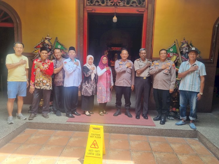 Kapolsek Sidoarjo Kota Turun Langsung Cek Keamanan Ibadah Imlek di Klenteng